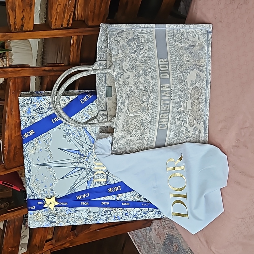 Authentic⭐️⭐️ BRAND ⭐️⭐️New Large Book Tote Light Gray 💞💞